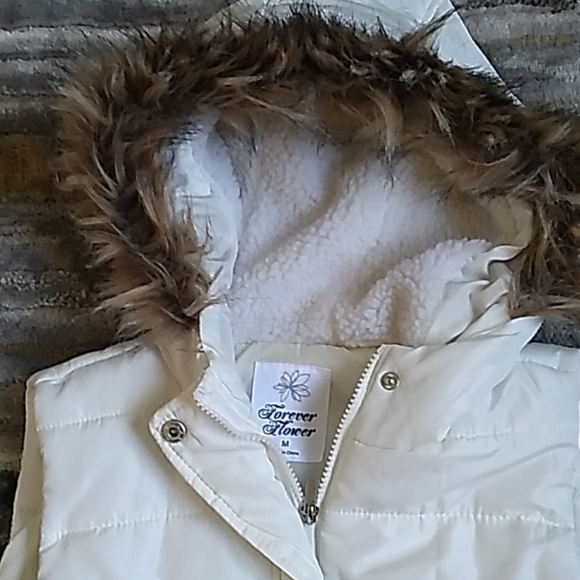 Forever Flower Womens White Puffer Vest - Picture 2 of 7
